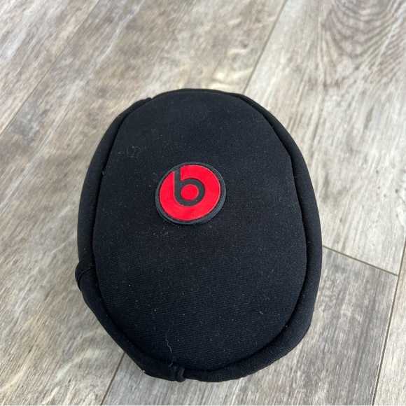 Beats by Dre Solo Wired Headphones - Red Special Edition - Picture 3 of 11